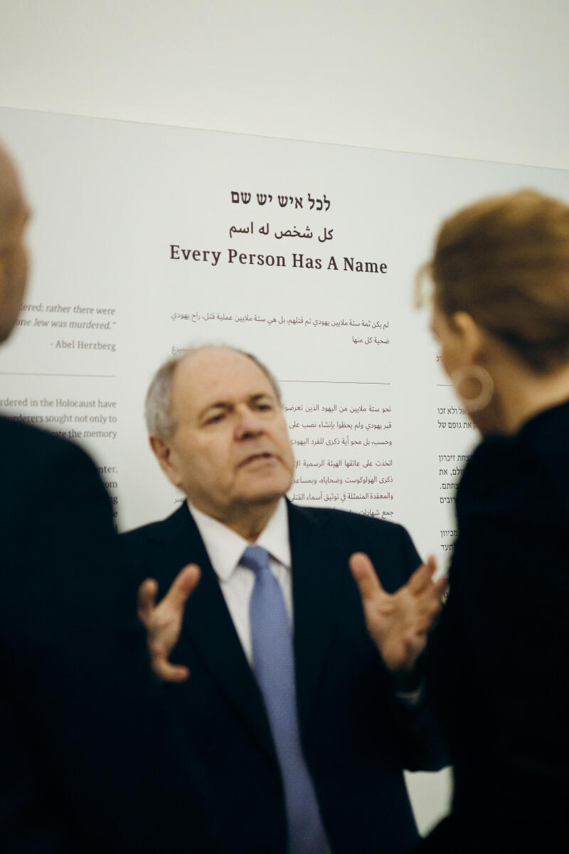 Klöckner, Julia Bundestagspräsidentin Julia Klöckner (r), CDU/CSU, MdB, besucht die Gedenkstätte Yad Vashem in Jerusalem. Hier im Gespräch mit dem Vorsitzenden des Direktoriums der Gedenkstätte Yad Vashem, Dani Dayan (m), vor "The Book of Names" in der Gedenkstätte Yad Vashem in Jerusalem.