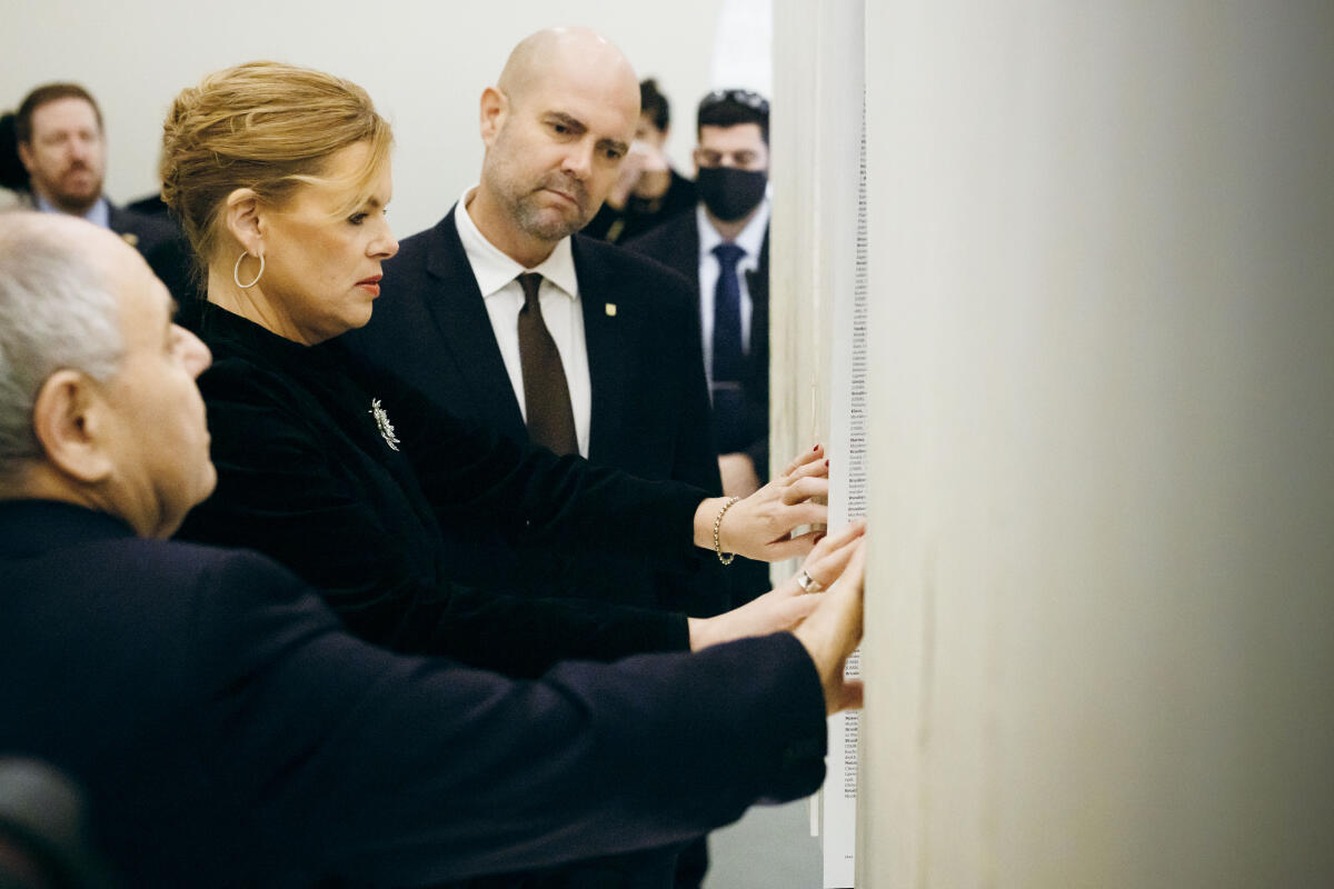  Bundestagspräsidentin Julia Klöckner (m), CDU/CSU, MdB, reist nach Israel. Hier mit dem Präsidenten der Knesset des Staates Israel, Amir Ohana (r), und dem Vorsitzenden des Direktoriums der Gedenkstätte Yad Vashem, Dani Dayan (l). im Gespräch beim Blicken in "The Book of Names" in der Gedenkstätte Yad Vashem in Jerusalem.