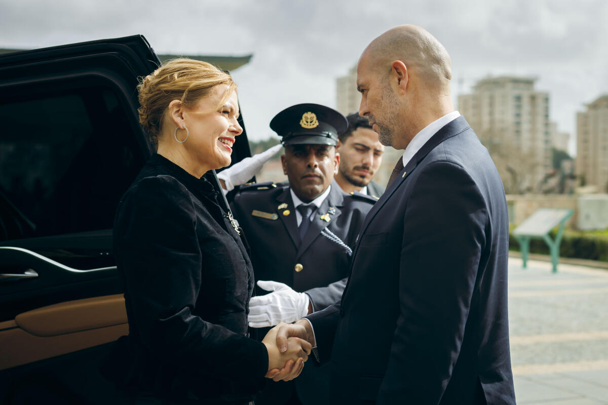 Klöckner, Julia Bundestagspräsidentin Julia Klöckner (l), CDU/CSU, MdB, reist nach Israel. Hier mit dem Präsidenten der Knesset, Amir Ohana (r), im Rahmen der Willkommenszeremonie mit militärischen Ehren in der Knesset in Jerusalem.