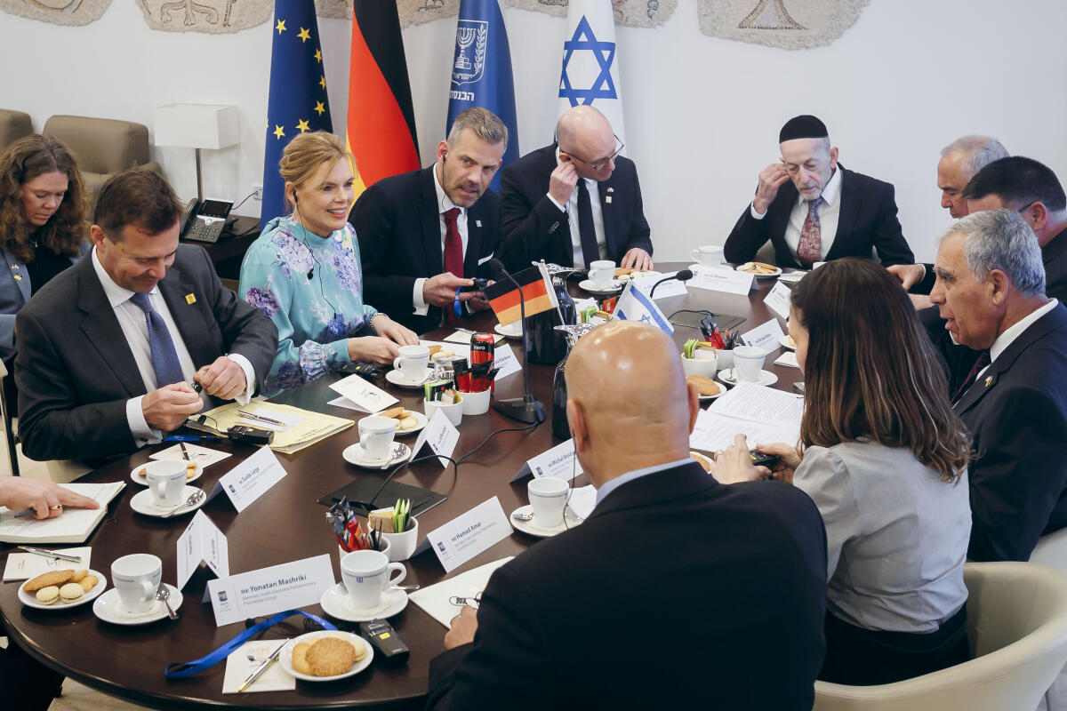 Klöckner, Julia Bundestagspräsidentin Julia Klöckner (2vl), CDU/CSU, MdB, reist nach Israel. Hier während einer Begegnung mit der Israelisch-Deutschen Freundschaftsgruppe der Knesset unter dem Vorsitz von Mickey Levy (r).