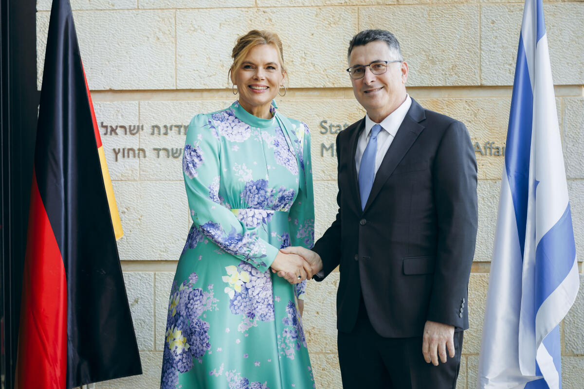 Klöckner, Julia Bundestagspräsidentin Julia Klöckner (l), CDU/CSU, MdB, reist nach Israel. Hier im Gespräch mit Außenminister des Staates Israel, Gideon Sa’ar (r).
