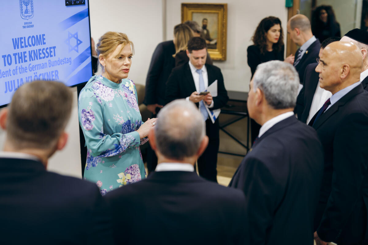 Klöckner, Julia Bundestagspräsidentin Julia Klöckner (l), CDU/CSU, MdB, reist nach Israel. Hier während einer Begegnung mit der Israelisch-Deutschen Freundschaftsgruppe der Knesset unter dem Vorsitz von Mickey Levy (2vr).