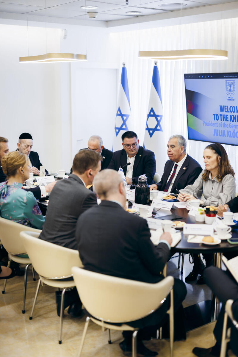 Klöckner, Julia Bundestagspräsidentin Julia Klöckner (l), CDU/CSU, MdB, reist nach Israel. Hier während einer Begegnung mit der Israelisch-Deutschen Freundschaftsgruppe der Knesset unter dem Vorsitz von Mickey Levy (2vr).