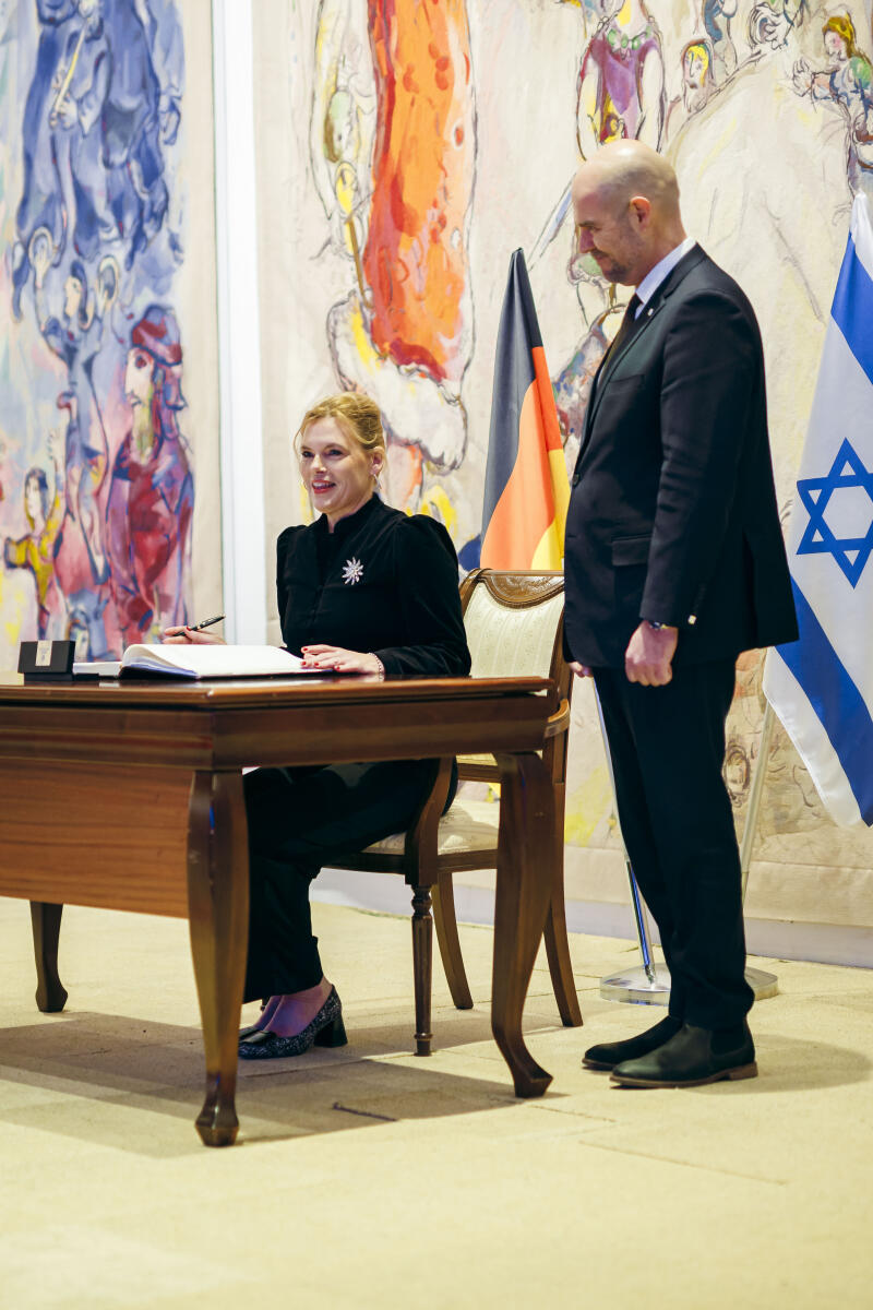 Klöckner, Julia Bundestagspräsidentin Julia Klöckner (l), CDU/CSU, MdB, reist nach Israel. Hier beim Eintrag ins Gästebuch beim Besuch der Knesset mit dem Präsidenten der Knesset, Amir Ohana (r).