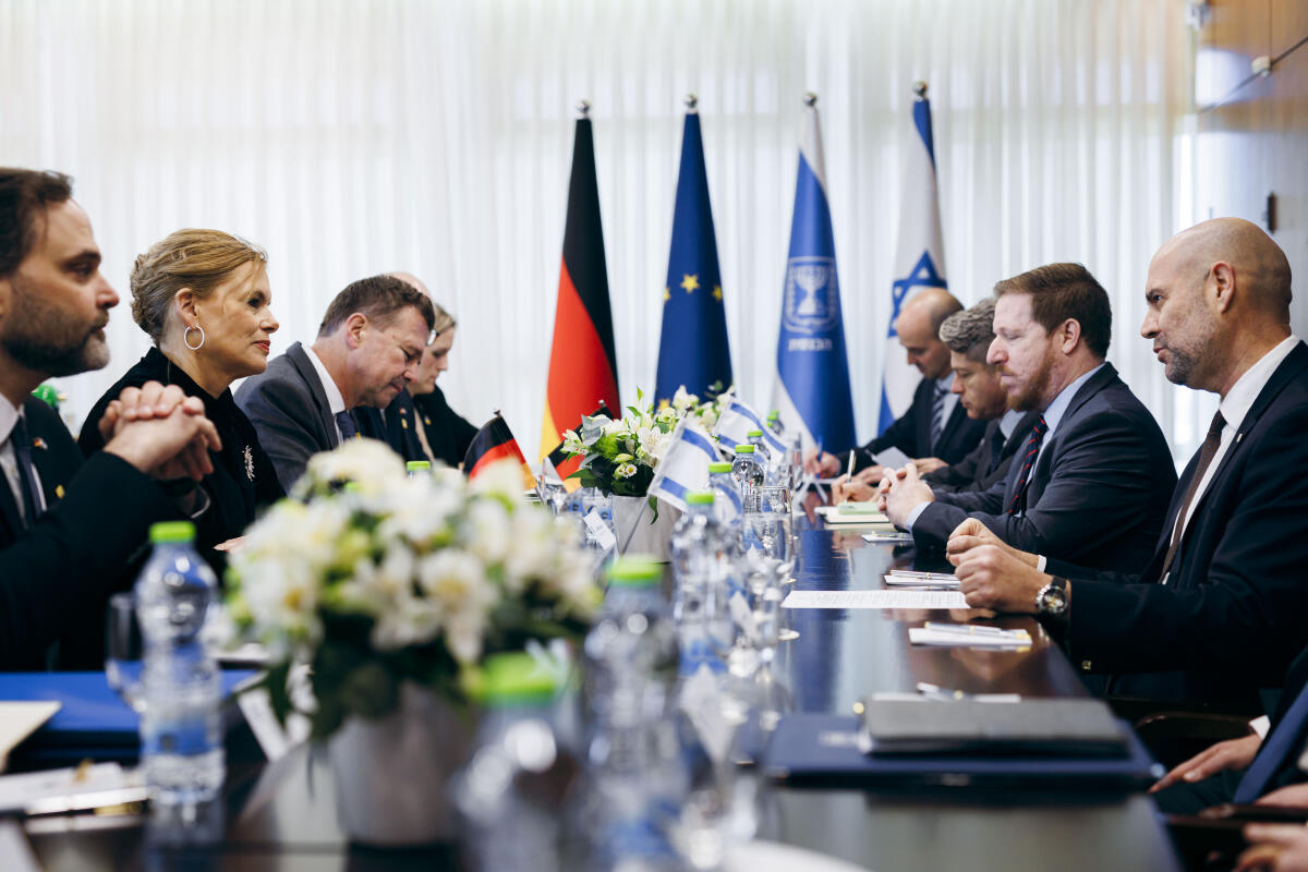 Klöckner, Julia Bundestagspräsidentin Julia Klöckner (2vl), CDU/CSU, MdB, reist nach Israel. Hier im Gespräch mit dem Präsidenten der Knesset, Amir Ohana (r), in der Knesset in Jerusalem.