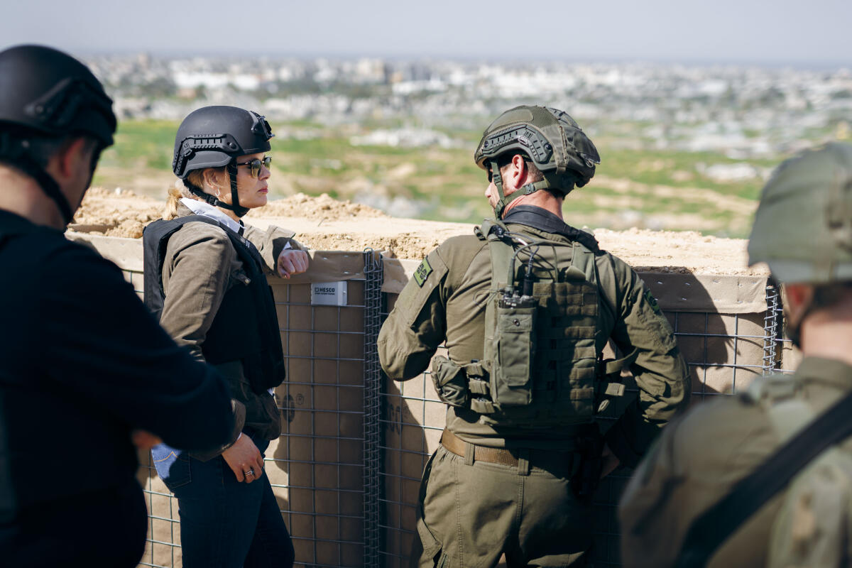 Klöckner, Julia Bundestagspräsidentin Julia Klöckner (l), CDU/CSU, MdB, macht sich ein Bild vor Ort im Gazastreifen.