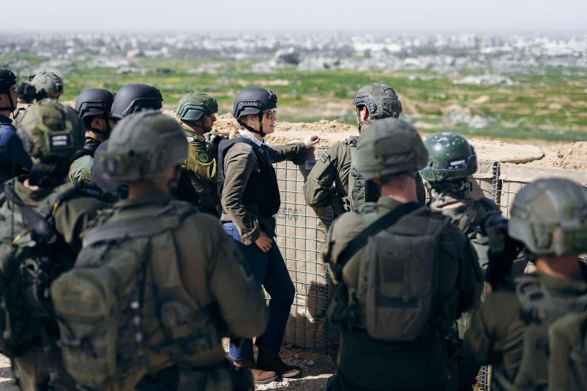 Klöckner, Julia Bundestagspräsidentin Julia Klöckner (m), CDU/CSU, MdB, macht sich ein Bild vor Ort im Gazastreifen.