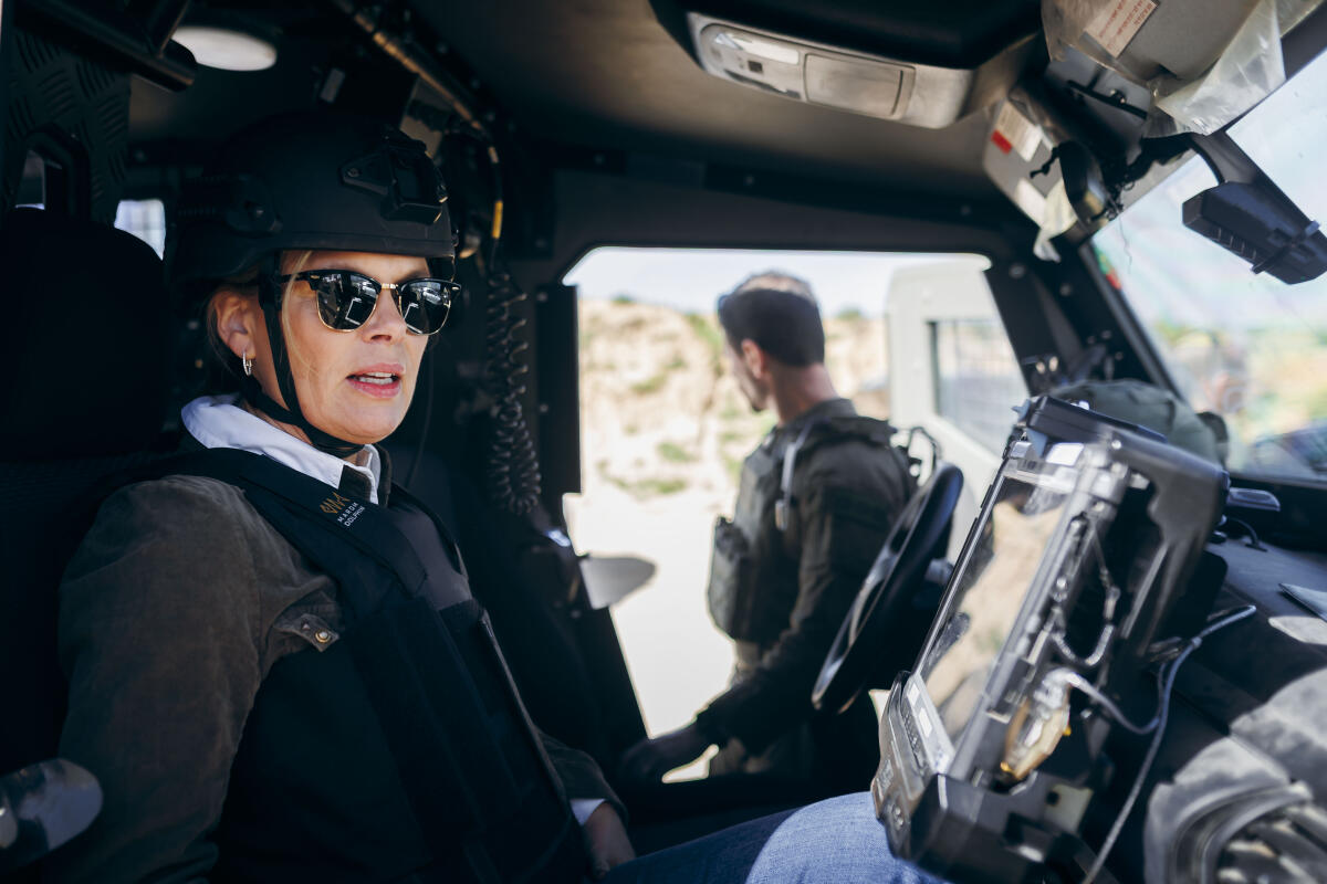 Klöckner, Julia Bundestagspräsidentin Julia Klöckner (l), CDU/CSU, MdB, macht sich ein Bild vor Ort im Gazastreifen.