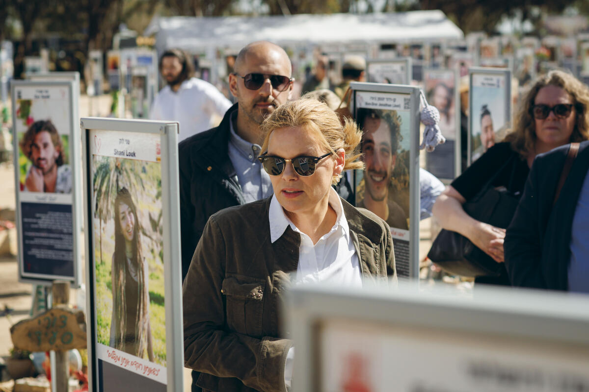 Klöckner, Julia Bundestagspräsidentin Julia Klöckner (im Bild), CDU/CSU, MdB, reist nach Israel. Hier besucht sie den Gedenkort des Nova Music Festivals.