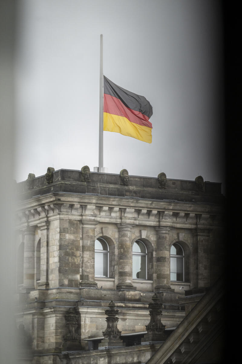  Flaggen des Reichstagsgebäudes auf Halbmast.