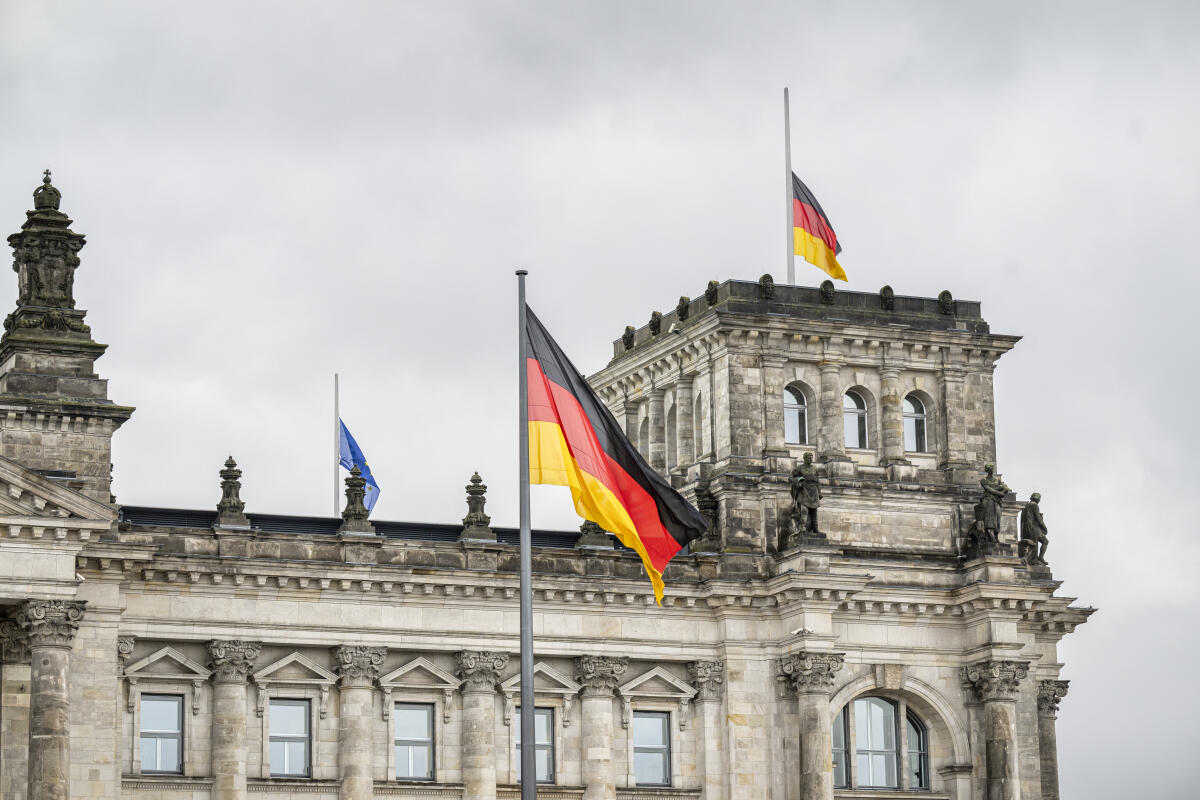  Flaggen des Reichstagsgebäudes auf Halbmast. Vor dem Westportal ist die Flagge der Einheit gehisst.
