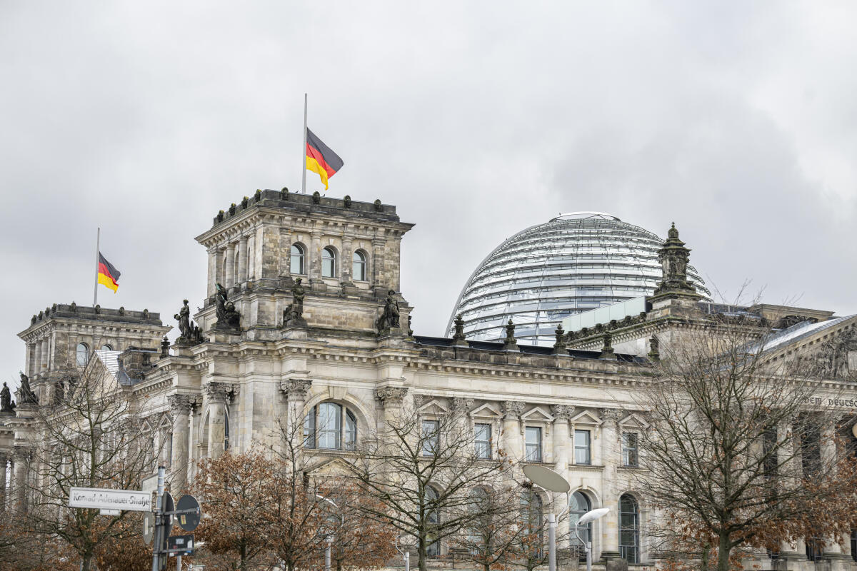  Flaggen des Reichstagsgebäudes auf Halbmast.