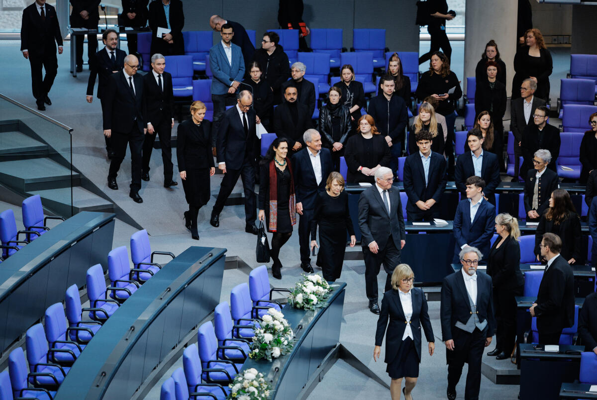 Klöckner, Julia; Bovenschulte, Andreas; Merz, Friedrich; Harbarth, Stephan; Steinmeier, Frank-Walter; Büdenbender, Elke Trauerfeierlichkeiten zu Ehren von Professorin Dr. Rita Süssmuth, Präsidentin des Deutschen Bundestages a. D. - Trauerstaatsakt: Gemeinsamer Gang (von links unten nach rechts oben) Elke Büdenbender, Bundespräsident Dr. Frank-Walter Steinmeier, Dr. Claudia Süssmuth Dyckerhoff, Tochter von Prof. Dr. Rita Süssmuth, Schwiegersohn von Prof. Dr. Rita Süssmuth Dr. Stephan Dyckerhoff, Bundestagspräsidentin Julia Klöckner, CDU/CSU, MdB, Bundeskanzler Friedrich Merz, CDU/CSU, MdB, Bundesratspräsident Dr. Andreas Bovenschulte,Präsident des Bremer Senats, Präsident des Bundesverfassungsgerichts Prof. Dr. Stephan Harbarth und Prof. Dr. Heribert Prantl.; 