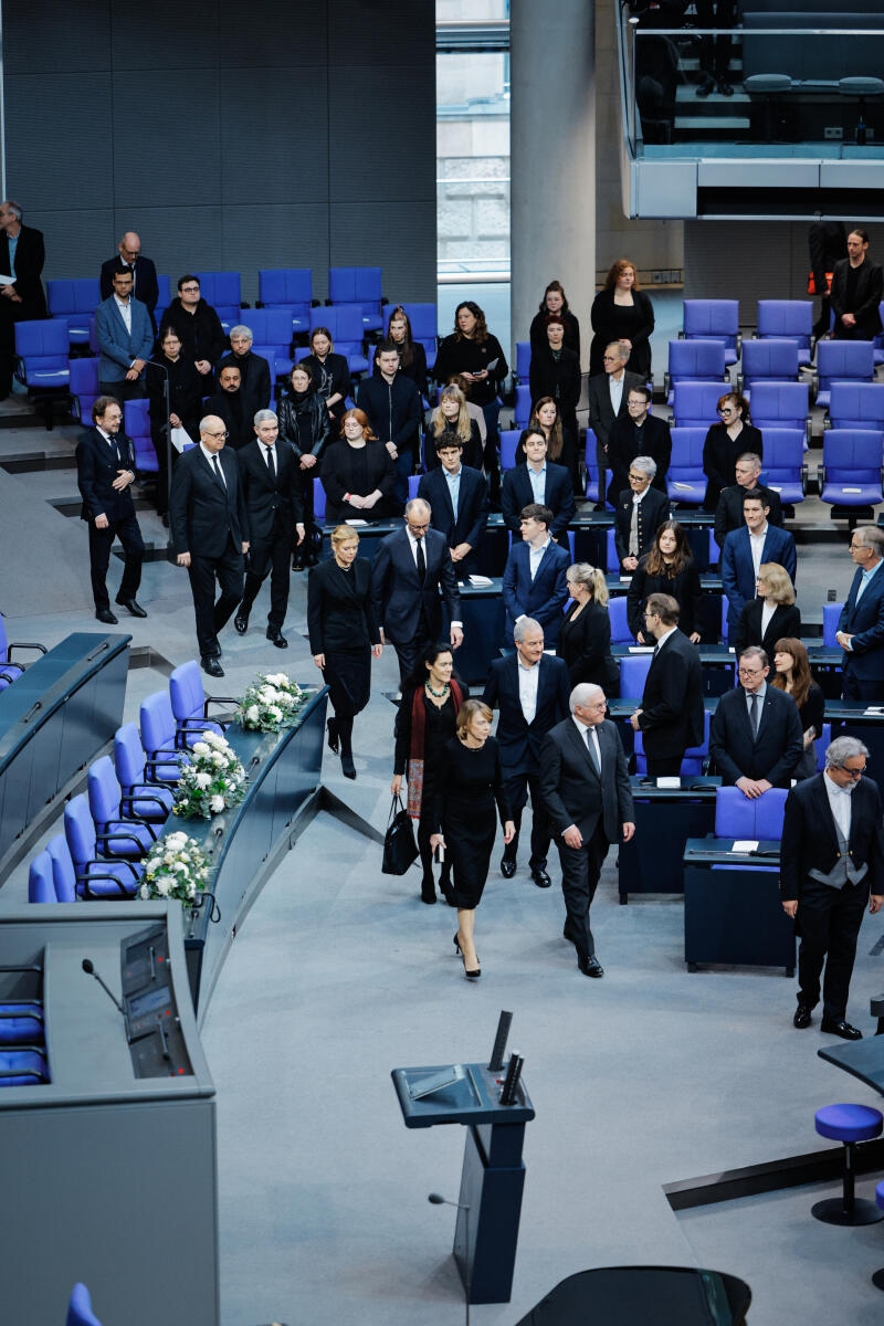 Bovenschulte, Andreas; Merz, Friedrich; Harbarth, Stephan; Steinmeier, Frank-Walter; Büdenbender, Elke Trauerfeierlichkeiten zu Ehren von Professorin Dr. Rita Süssmuth, Präsidentin des Deutschen Bundestages a. D. - Trauerstaatsakt: Gemeinsamer Gang (von links unten nach rechts oben) Elke Büdenbender, Bundespräsident Dr. Frank-Walter Steinmeier, Dr. Claudia Süssmuth Dyckerhoff, Tochter von Prof. Dr. Rita Süssmuth,  Schwiegersohn von Prof. Dr. Rita Süssmuth Dr. Stephan Dyckerhoff, Bundestagspräsidentin Julia Klöckner, CDU/CSU, MdB, Bundeskanzler Friedrich Merz, CDU/CSU, MdB, Bundesratspräsident Dr. Andreas Bovenschulte,Präsident des Bremer Senats, Präsident des Bundesverfassungsgerichts Prof. Dr. Stephan Harbarth und Prof. Dr. Heribert Prantl.