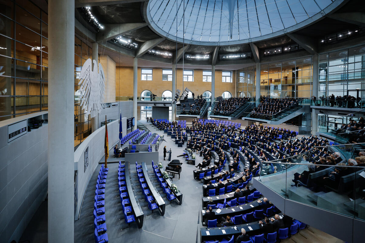  Trauerfeierlichkeiten zu Ehren von Professorin Dr. Rita Süssmuth, Präsidentin des Deutschen Bundestages a. D. - Trauerstaatsakt: Blick in den Plenarsaal während der Begrüßungsansprache von Bundestagspräsidentin Julia Klöckner, CDU/CSU, MdB.
