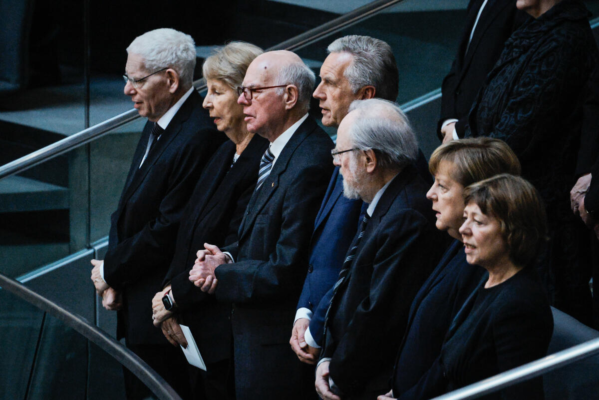 Lammert, Norbert; Thierse, Wolfgang; Merkel, Angela; Bergmann-Pohl, Sabine; Wulff, Christian Trauerfeierlichkeiten zu Ehren von Professorin Dr. Rita Süssmuth, Präsidentin des Deutschen Bundestages a. D. - Trauerstaatsakt: Blick auf die Ehrentribüne (vlnr) Präsident des Zentralrats der Juden Dr. Josef Schuster, Präsidentin der Volkskammer der DDR a. D. Dr. Sabine Bergmann-Pohl, Bundestagspräsident a. D. Prof. Dr. Norbert Lammert,  Bundespräsident a. D. Christian Wulff, Bundestagspräsident a. D. Wolfgang Thierse, Bundeskanzlerin a. D. Angela Merkel und Daniela Schadt, Lebensgefährtin von Joachim Gauck.