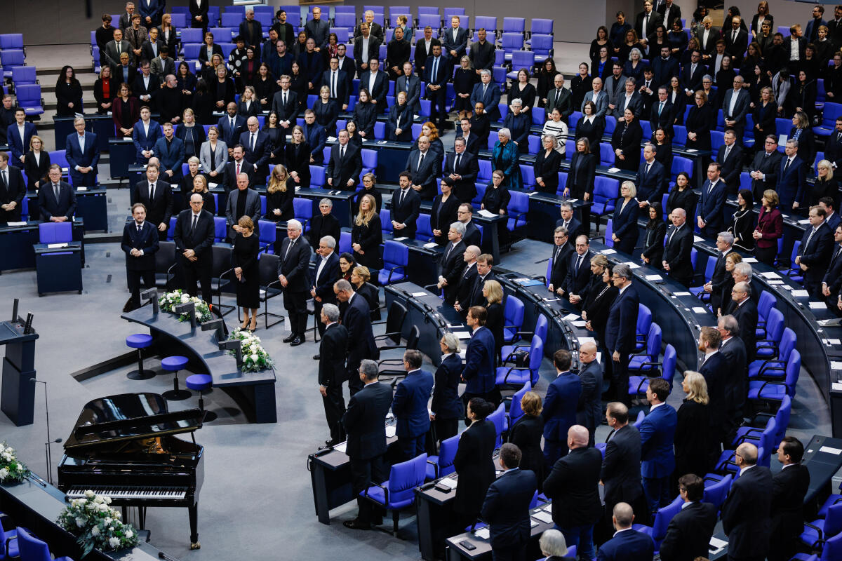  Trauerfeierlichkeiten zu Ehren von Professorin Dr. Rita Süssmuth, Präsidentin des Deutschen Bundestages a. D. - Trauerstaatsakt: Blick in den stehenden Plenarsaal während die Nationalhymne spielt.