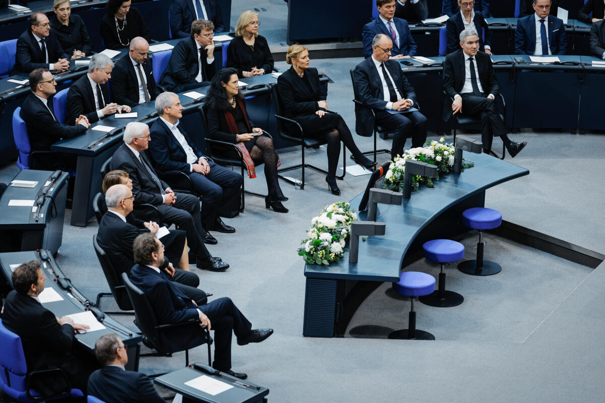 Klöckner, Julia; Bovenschulte, Andreas; Merz, Friedrich; Harbarth, Stephan; Steinmeier, Frank-Walter; Büdenbender, Elke Trauerfeierlichkeiten zu Ehren von Professorin Dr. Rita Süssmuth, Präsidentin des Deutschen Bundestages a. D. - Trauerstaatsakt: Sonderstuhlreihe (von oben nach unten) Präsident des Bundesverfassungsgerichts Prof. Dr. Stephan Harbarth, Bundeskanzler Friedrich Merz, CDU/CSU, MdB, Bundestagspräsidentin Julia Klöckner, CDU/CSU, MdB, Dr. Claudia Süssmuth Dyckerhoff, Tochter von Prof. Dr. Rita Süssmuth, Schwiegersohn von Prof. Dr. Rita Süssmuth Dr. Stephan Dyckerhoff, Bundespräsident Dr. Frank-Walter Steinmeier,  Elke Büdenbender, Bundesratspräsident Dr. Andreas Bovenschulte, Präsident des Bremer Senats,    und Prof. Dr. Heribert Prantl.