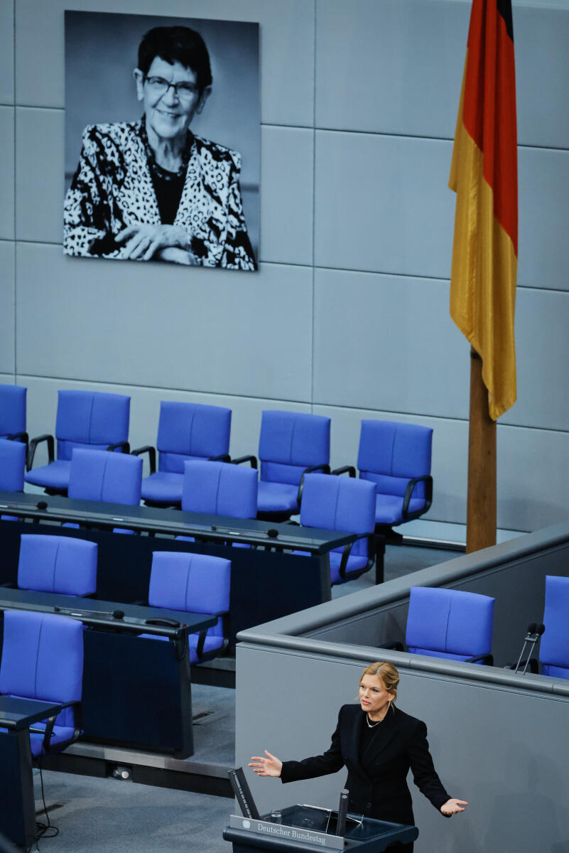 Klöckner, Julia Trauerfeierlichkeiten zu Ehren von Professorin Dr. Rita Süssmuth, Präsidentin des Deutschen Bundestages a. D. - Trauerstaatsakt: Begrüßungsansprache von Bundestagspräsidentin Julia Klöckner (r), CDU/CSU, MdB. Im Hintergrund das Portraitbild von Professorin Dr. Rita Süssmuth, Präsidentin des Deutschen Bundestages a. D. über der Bank der Bundesregierung.
