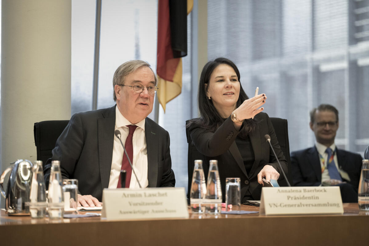 Baerbock, Annalena; Laschet, Armin Annalena Baerbock, Präsidentin der UN-Generalversammlung, ist zu Besuch im Auswärtigen Ausschuss. Hier im Gespräch mit dem Ausschussvorsitzenden Armin Laschet, CDU/CSU, MdB.