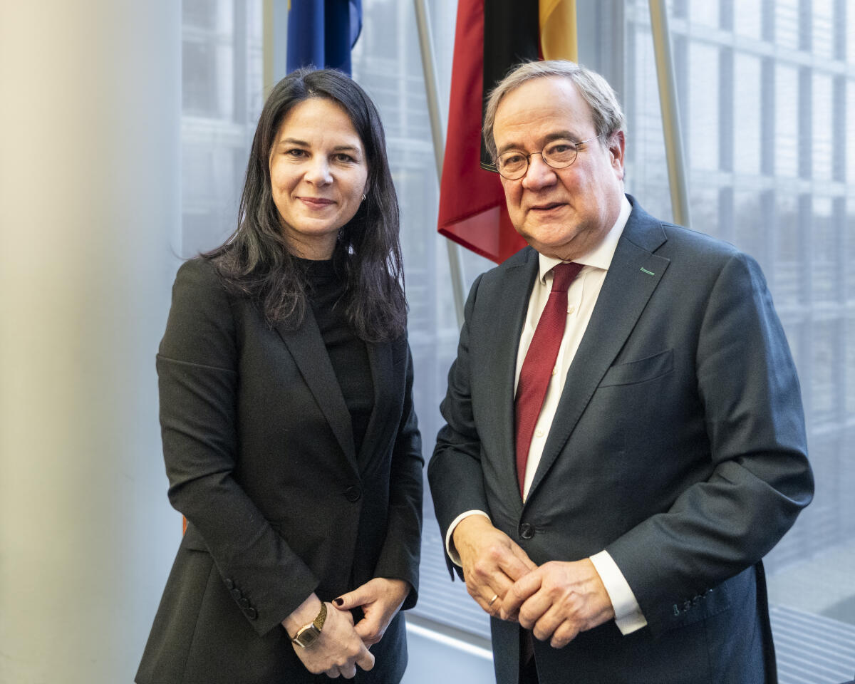 Baerbock, Annalena; Laschet, Armin Annalena Baerbock, Präsidentin der UN-Generalversammlung, ist zu Besuch im Auswärtigen Ausschuss. Hier im Gespräch mit dem Ausschussvorsitzenden Armin Laschet, CDU/CSU, MdB.