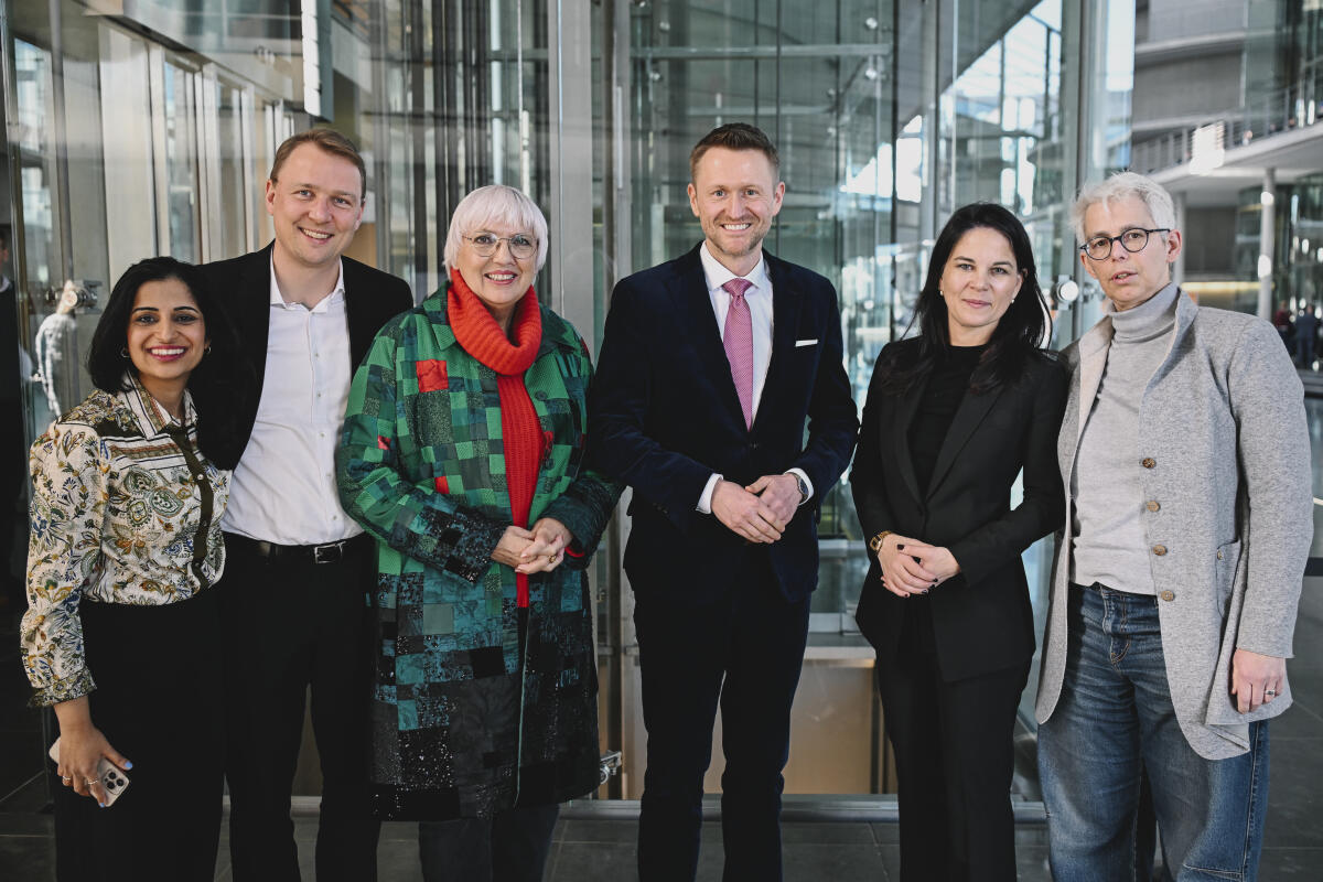 Gambir, Schahina; Schauws, Ulle; Roth, Claudia; Baerbock, Annalena; Stefinger, Wolfgang; Gesenhues, Jan-Niclas Die Präsidentin der Generalversammlung der Vereinten Nationen, Frau Annalena Baerbock (2.v.r.) zu Gast im Ausschuss für wirtschaftliche Zusammenarbeit. Hier Gruppenaufnahme mit den Ausschussmitgliedern (v.l.) Schahina Gambir, Jan-Niclas Gesenhues, Claudia Roth, Wolfgang Stefinger, Ulle Schauws.