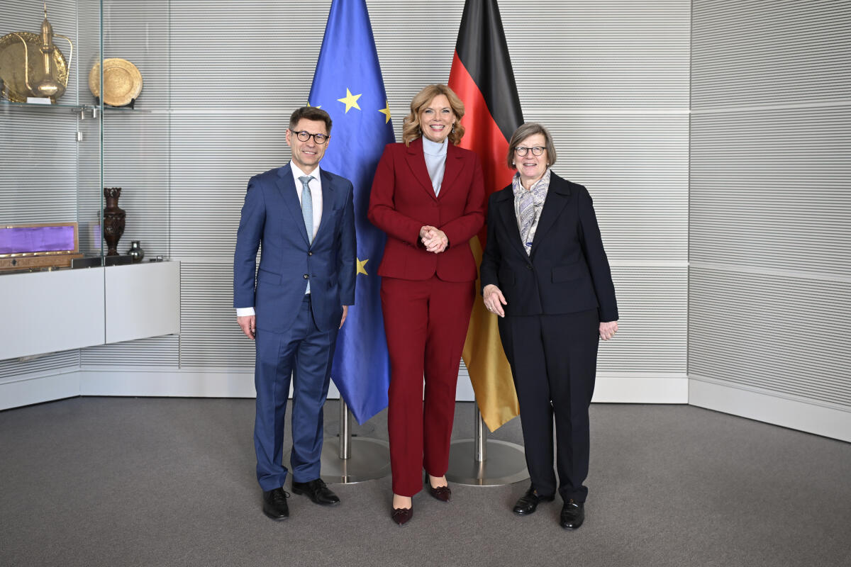 Klöckner, Julia Bundetagspräsidentin Julia Klöckner (CDU, MdB) empfängt  Frau Marlehn Thieme (Präsidentin der Welthungerhilfe) und  Herrn Mathias Mogge (Generalsekretär der Welthungerhilfe) zu einem Gespräch