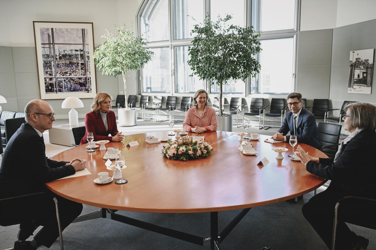 Klöckner, Julia Bundetagspräsidentin Julia Klöckner (CDU, MdB) empfängt  Frau Marlehn Thieme (Präsidentin der Welthungerhilfe) und  Herrn Mathias Mogge (Generalsekretär der Welthungerhilfe) zu einem Gespräch