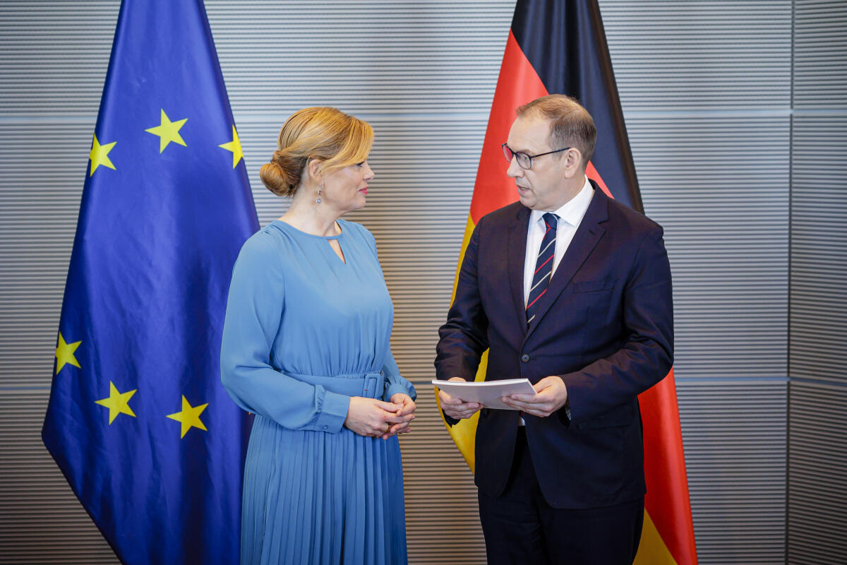 Otte, Henning; Klöckner, Julia Bundestagspräsidentin Julia Klöckner (l), CDU/CSU, MdB, nimmt den Jahresbericht 2025 des Wehrbeauftragten des Deutschen Bundestages, Henning Otte (r), entgegen.