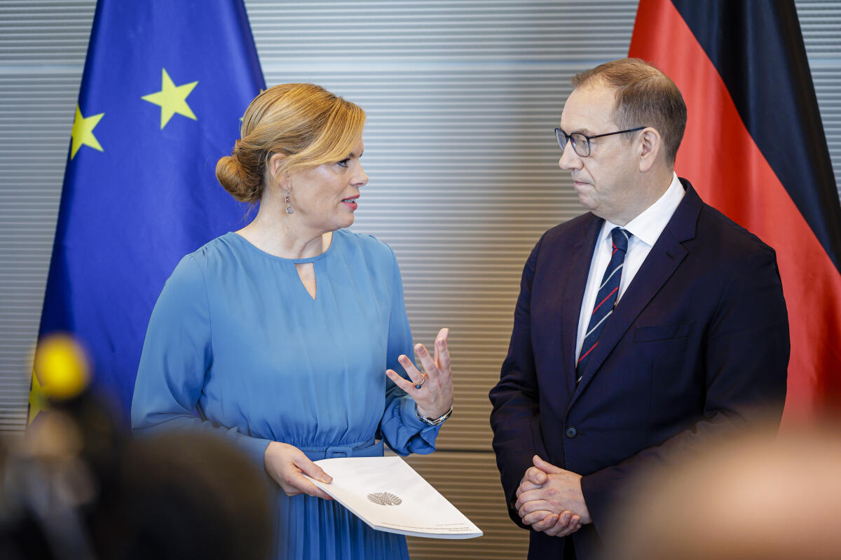 Otte, Henning Bundestagspräsidentin Julia Klöckner (l), CDU/CSU, MdB, nimmt den Jahresbericht 2025 des Wehrbeauftragten des Deutschen Bundestages, Henning Otte (r), entgegen.