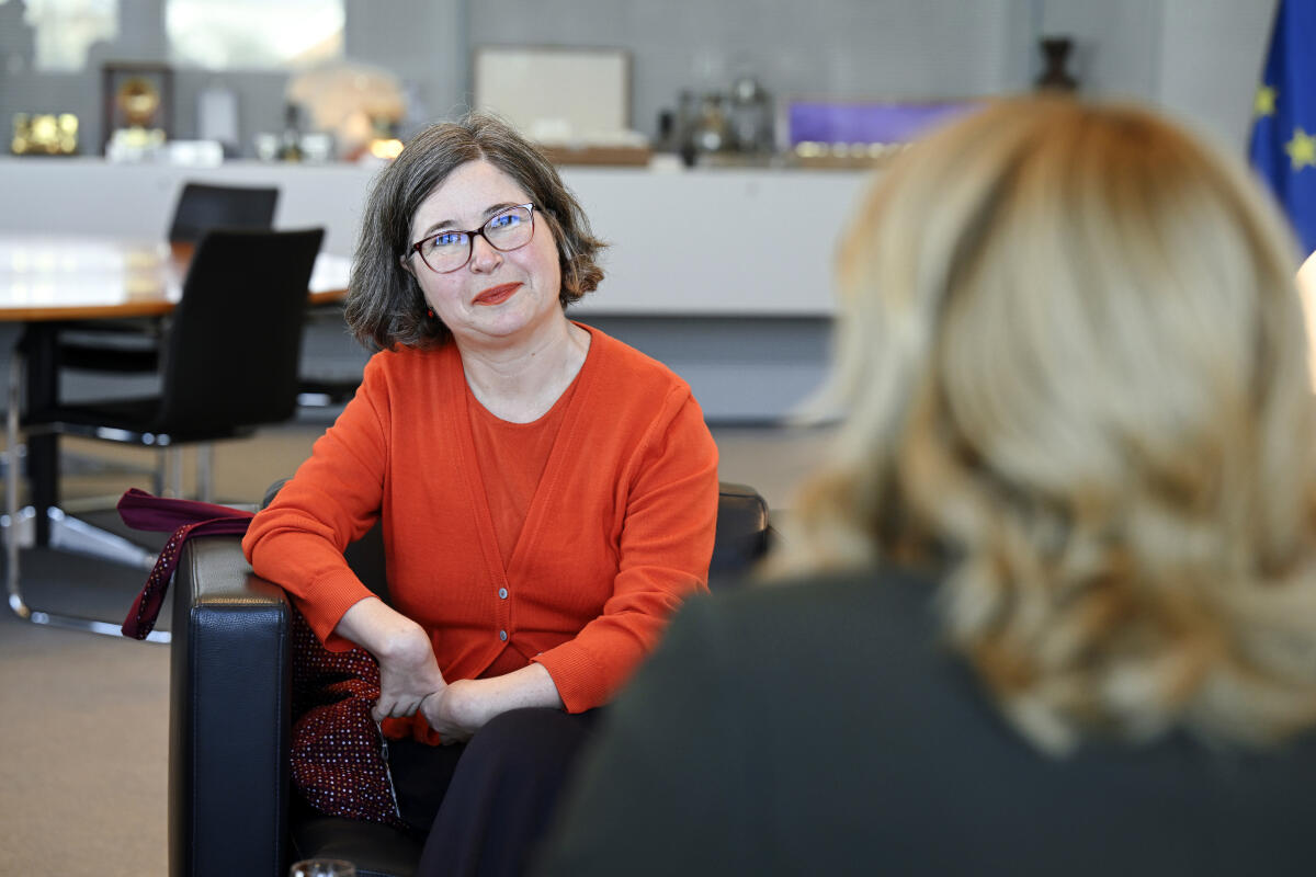 Klöckner, Julia Bundestagspräsidentin Julia Klöckner (CDU)  im Gespräch mit Prof. Dr. Julia Gebrande, Vorsitzende der Unabhängigen Kommission des Bundes zur Aufarbeitung sexuellen Kindesmissbrauchs und Kirsti Krigel, Referentin der Aufarbeitungskommission