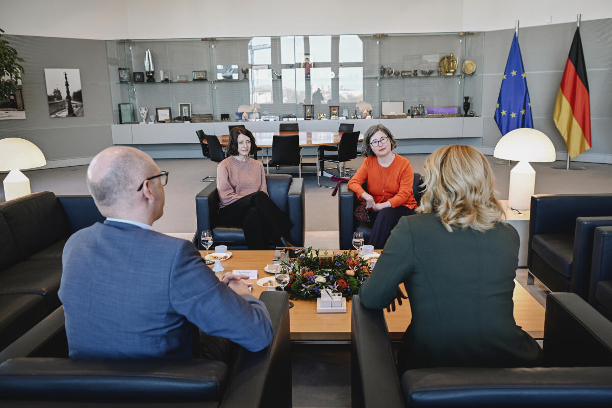  Bundestagspräsidentin Julia Klöckner (CDU)  im Gespräch mit Prof. Dr. Julia Gebrande, Vorsitzende der Unabhängigen Kommission des Bundes zur Aufarbeitung sexuellen Kindesmissbrauchs und Kirsti Krigel, Referentin der Aufarbeitungskommission