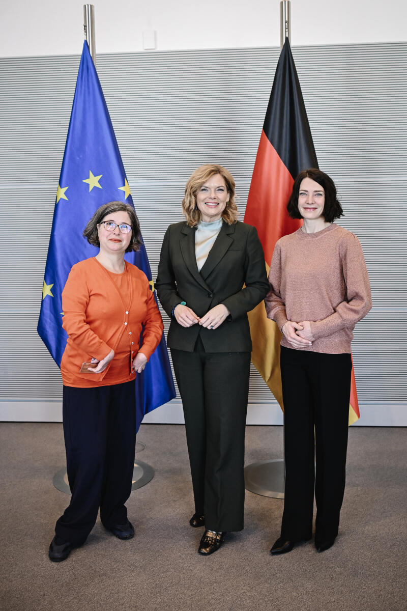  Bundestagspräsidentin Julia Klöckner (CDU)  im Gespräch mit Prof. Dr. Julia Gebrande, Vorsitzende der Unabhängigen Kommission des Bundes zur Aufarbeitung sexuellen Kindesmissbrauchs und Kirsti Krigel, Referentin der Aufarbeitungskommission