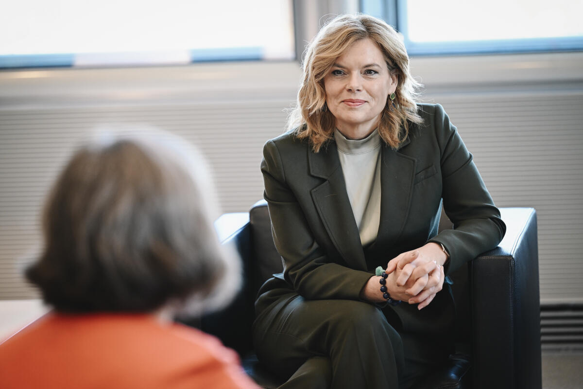  Bundestagspräsidentin Julia Klöckner (CDU)  im Gespräch mit Prof. Dr. Julia Gebrande, Vorsitzende der Unabhängigen Kommission des Bundes zur Aufarbeitung sexuellen Kindesmissbrauchs und Kirsti Krigel, Referentin der Aufarbeitungskommission