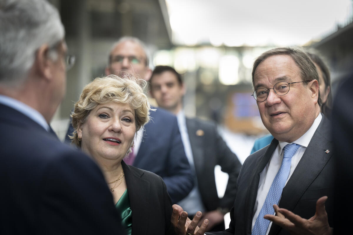 Laschet, Armin; Thornberry, Emily Treffen zwischen dem Auswärtigen Ausschuss des Bundestages und britischer Delegation (brit. Auswärtiger Ausschuss). Hier im Bild begrüßt Ausschussvorsitzender Armin Laschet, CDU/CSU, MdB, Dame Emily Thornberry. 