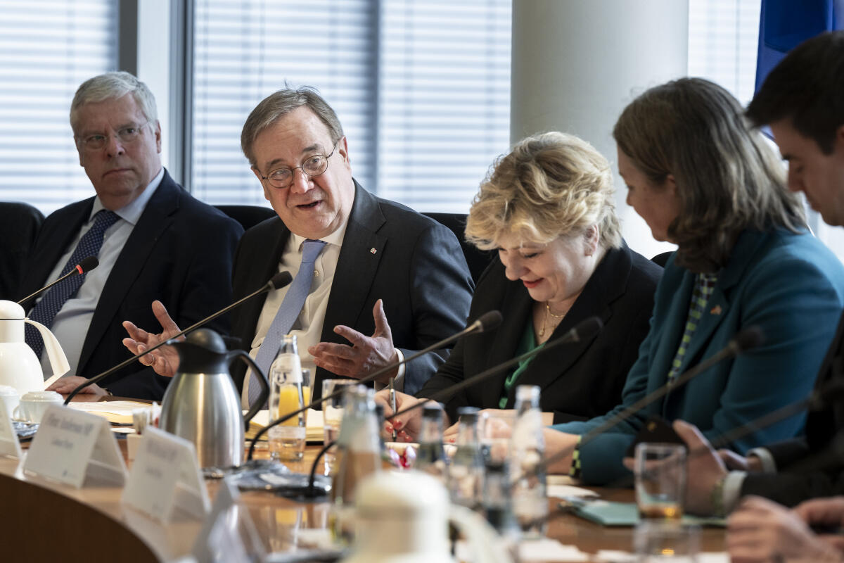 Laschet, Armin Treffen zwischen dem Auswärtigen Ausschuss des Bundestages und britischer Delegation (brit. Auswärtiger Ausschuss)  Im Bild begrüßt Ausschussvorsitzender Armin Laschet, CDU/CSU, MdB, die britische Delegation im Ausschuss.
