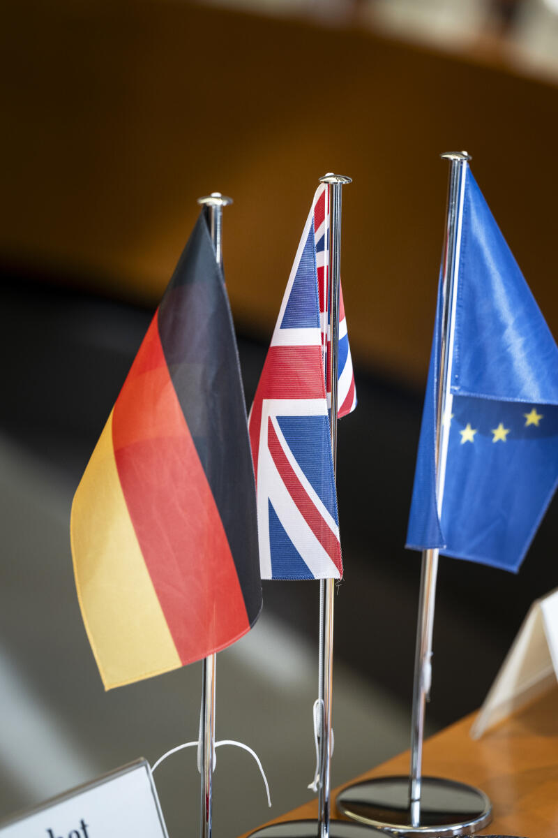  Deutsche, britische und Fähnchen der Europäischen Union auf dem Tisch beim Treffen zwischen dem Auswärtigen Ausschuss des Bundestages und britischer Delegation (brit. Auswärtiger Ausschuss)