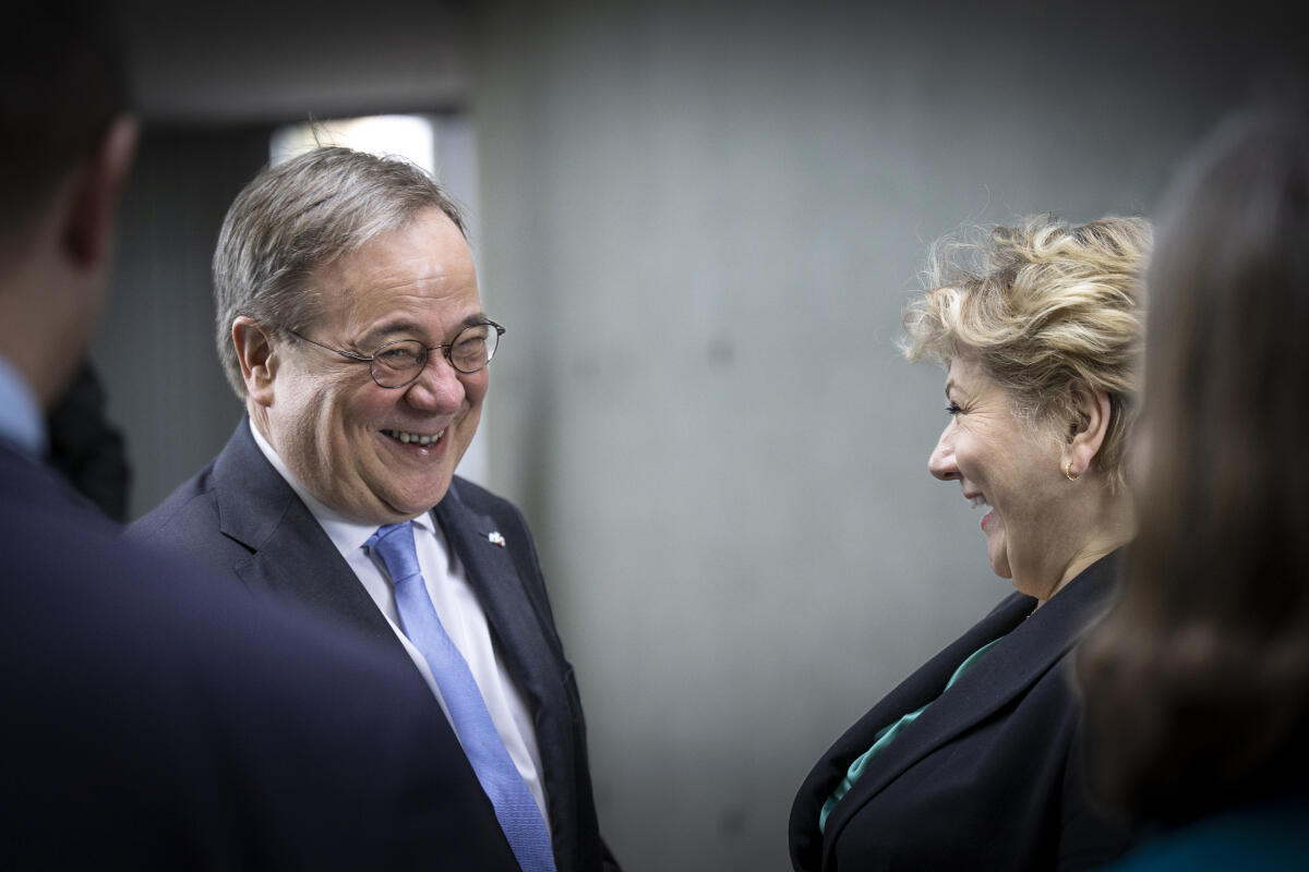 Laschet, Armin; Thornberry, Emily Treffen zwischen dem Auswärtigen Ausschuss des Bundestages und britischer Delegation (brit. Auswärtiger Ausschuss). Ausschussvorsitzender Armin Laschet, CDU/CSU, MdB, begrüßt Dame Emily Thornberry.