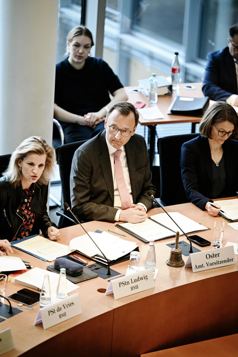 Oster, Josef; Ludwig, Daniela Josef Oster, CDU, MdB amtierender Vorsitzender des Innenausschusses leitet die Ausschusssitzung. Anwesend im Ausschuss ist Daniela Ludwig, CDU, MdB und Parlamentarische Staatssekretärin beim Bundesminister des Innern
