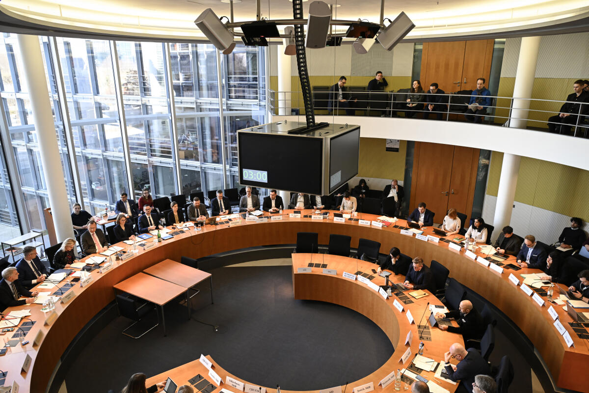 Oster, Josef; Ludwig, Daniela Josef Oster, CDU, MdB amtierender Vorsitzender des Innenausschusses leitet die Ausschusssitzung. Anwesend im Ausschuss ist Daniela Ludwig, CDU, MdB und Parlamentarische Staatssekretärin beim Bundesminister des Innern