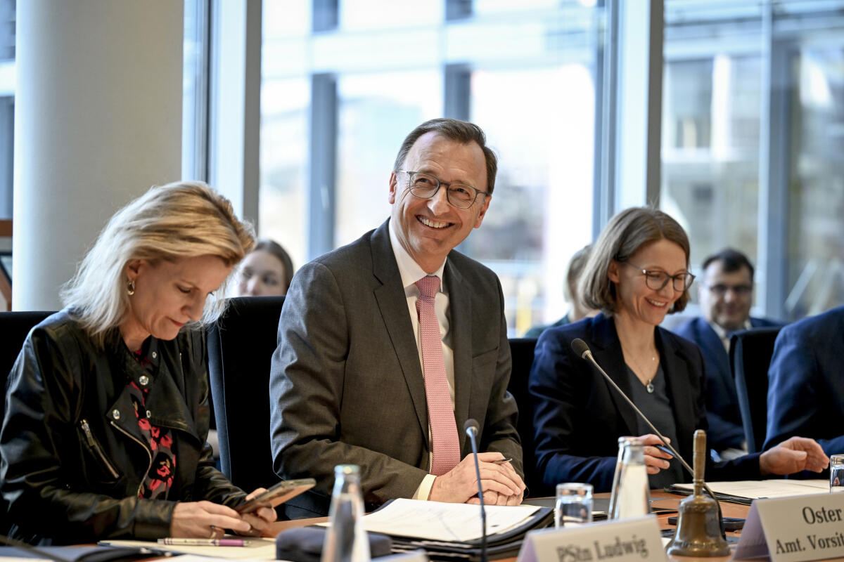 Oster, Josef; Ludwig, Daniela Josef Oster, CDU, MdB amtierender Vorsitzender des Innenausschusses leitet die Ausschusssitzung. Anwesend im Ausschuss ist Daniela Ludwig, CDU, MdB und Parlamentarische Staatssekretärin beim Bundesminister des Innern
