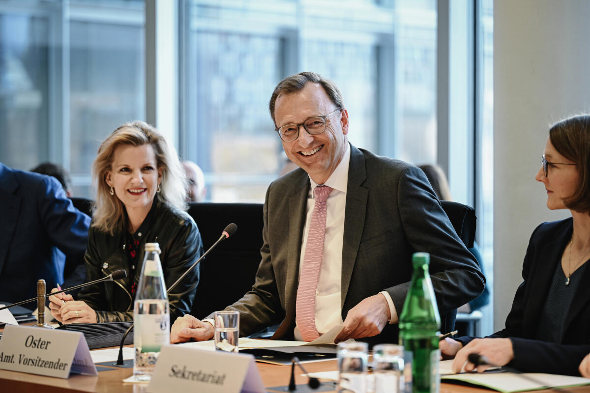 Oster, Josef; Ludwig, Daniela Josef Oster, CDU, MdB amtierender Vorsitzender des Innenausschusses leitet die Ausschusssitzung. Anwesend im Ausschuss ist Daniela Ludwig, CDU, MdB und Parlamentarische Staatssekretärin beim Bundesminister des Innern