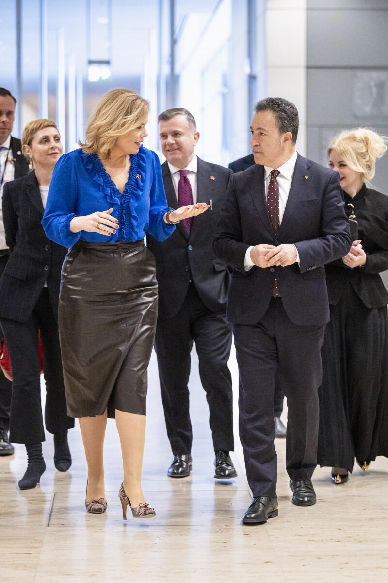Klöckner, Julia Bundestagspräsidentin Julia Klöckner, CDU/CSU, MdB, empfängt den Parlamentspräsidenten der Republik Albanien, S. E. Herrn Niko Peleshi und Delegation zu einem Gespräch.  Hier nach der Begrüßung am Ostportal auf dem Weg durch das Reichstagsgebäude.