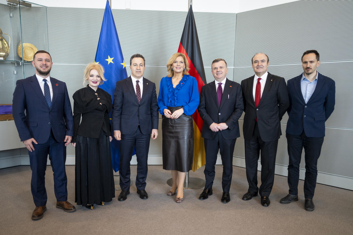 Klöckner, Julia Bundestagspräsidentin Julia Klöckner, (Bildmitte) CDU/CSU, MdB, empfängt den Parlamentspräsidenten der Republik Albanien, S. E. Herrn Niko Peleshi (3.v.l.) und Delegation zu einem Gespräch.