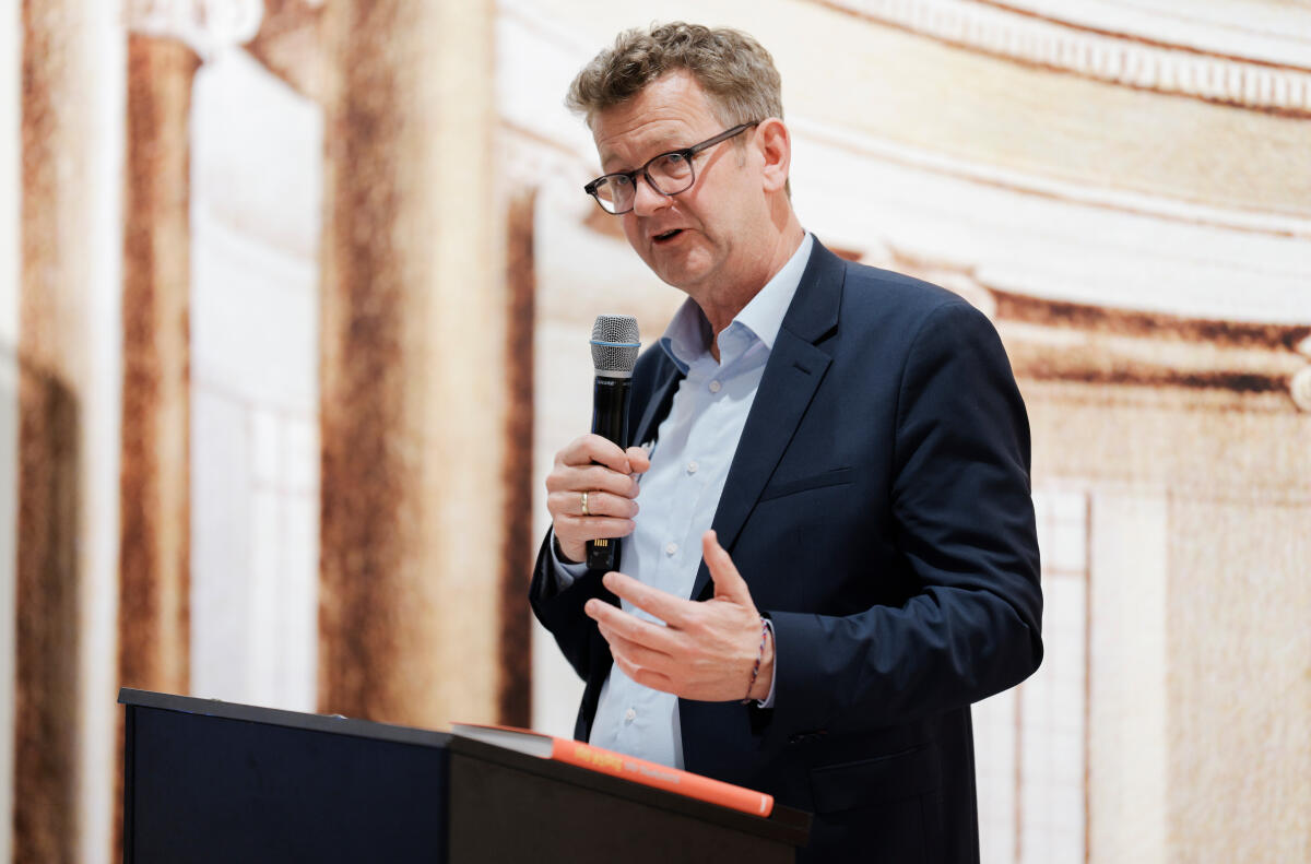  Mit dem „Tag der Demokratiegeschichte 2026“ soll unter der Schirmherrschaft von Bundespräsident Frank-Walter Steinmeier  erstmals mit einem bundesweiten Aktionstag die Geschichte der Demokratie gewürdigt werden. Der Deutsche Bundestag beteiligt sich im Aktionszeitraum mit mehreren Veranstaltungen. ; Szenische Lesung mit Bundestagsvizepräsident Omid Nouripour „Revolutionsgespräche 1848/49“ – im Saal zur Paulskirche der parlamentshistorischen Ausstellung, umgeben von Originaldokumenten. Eine Kooperation mit der Kommission für Geschichte des Parlamentarismus und der politischen Parteien e.V. (KGParl). Hier begrüßt Ministerialrat Dr. Hilmar Sack (im Bild), Fachbereichsleiter WD 1 "Geschichte, Zeitgeschichte und Politik" die Anwesenden.