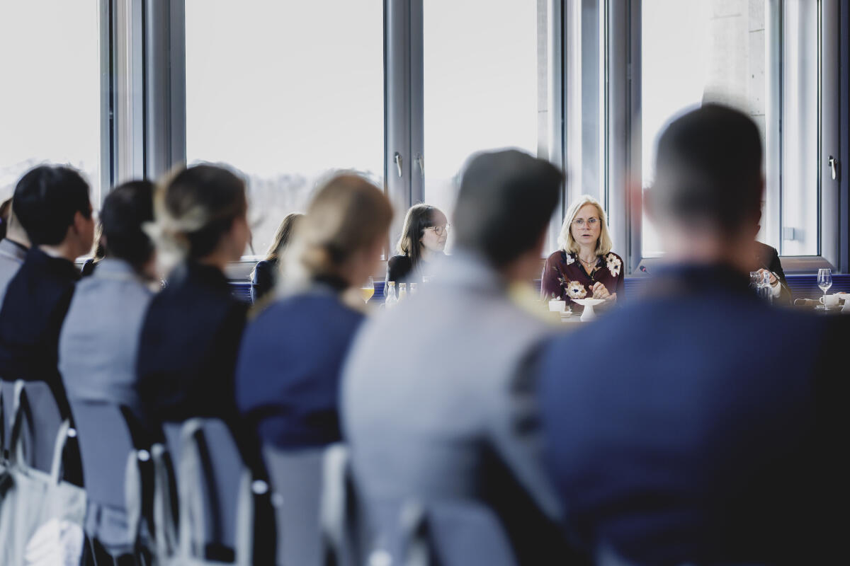 Lindholz, Andrea Bundestagsvizepräsidentin Andrea Lindholz (r), CDU/CSU, MdB, im Gespräch mit Offizieren des Bundeswehrkrankenhauses Ulm.