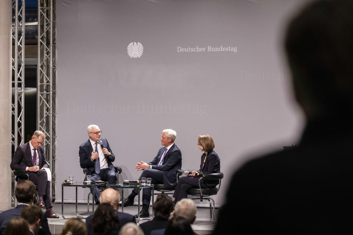 Röttgen, Norbert Anlässlich des 150. Geburtstages von Konrad Adenauer zeigt der Deutsche Bundestag die Wanderausstellung „Demokratie, Freiheit, Europa. Konrad Adenauer“ der Stiftung Bundeskanzler-Adenauer-Haus. Hier Übersicht über die Veranstaltung während des Podiumsgesprächs „Demokratie – Freiheit – Europa: Zur bleibenden Bedeutung des ersten deutschen Bundeskanzlers Dr. Konrad Adenauer“ mit Bruno Le Maire (3vr), ehemaliger französischer Minister, Dr. Norbert Röttgen (2vr), CDU/CSU, MdB, und Moderatorin Dr. Sabine Schößler (r), Geschäftsführerin der Stiftung Bundeskanzler-Adenauer-Haus.