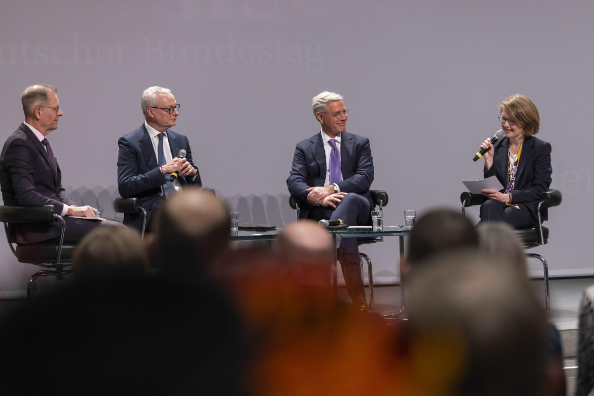 Röttgen, Norbert Anlässlich des 150. Geburtstages von Konrad Adenauer zeigt der Deutsche Bundestag die Wanderausstellung „Demokratie, Freiheit, Europa. Konrad Adenauer“ der Stiftung Bundeskanzler-Adenauer-Haus. Hier Übersicht über die Veranstaltung während des Podiumsgesprächs „Demokratie – Freiheit – Europa: Zur bleibenden Bedeutung des ersten deutschen Bundeskanzlers Dr. Konrad Adenauer“ mit Bruno Le Maire (3vr), ehemaliger französischer Minister, Dr. Norbert Röttgen (2vr), CDU/CSU, MdB, und Moderatorin Dr. Sabine Schößler (r), Geschäftsführerin der Stiftung Bundeskanzler-Adenauer-Haus.