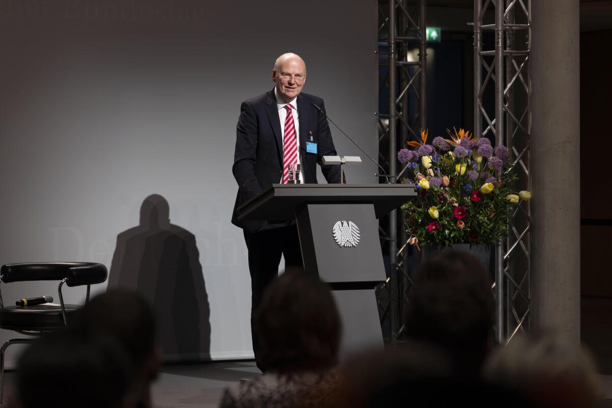  Anlässlich des 150. Geburtstages von Konrad Adenauer zeigt der Deutsche Bundestag die Wanderausstellung „Demokratie, Freiheit, Europa. Konrad Adenauer“ der Stiftung Bundeskanzler-Adenauer-Haus. Hier hält Dr. Stefan Vesper (im Bild), Vorstandsvorsitzender der Stiftung Bundeskanzler-Adenauer-Haus, bei seinem Grußwort.