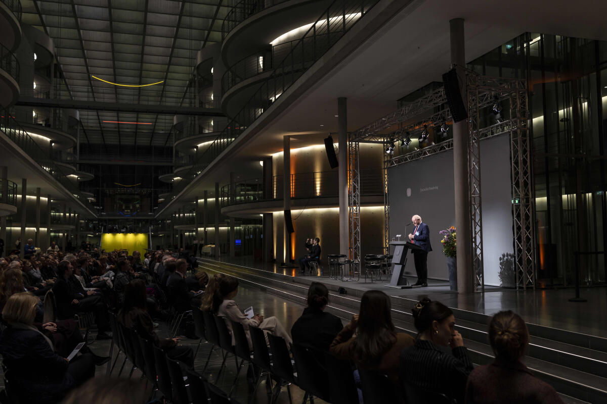  Anlässlich des 150. Geburtstages von Konrad Adenauer zeigt der Deutsche Bundestag die Wanderausstellung „Demokratie, Freiheit, Europa. Konrad Adenauer“ der Stiftung Bundeskanzler-Adenauer-Haus. Hier Blick über die Veranstaltung während der Schlussworte von Dr. Konrad Adenauer (r), Enkel des ersten Bundeskanzlers Konrad Adenauer, Mitglied im Vorstand der Stiftung Bundeskanzler-Adenauer-Haus.